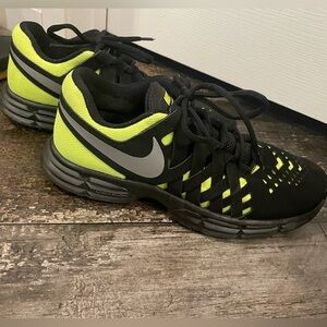Nike Men’s sz 8.5/ Women’s sz 10.5 Black and Neon Yellow Running Shoes EUC